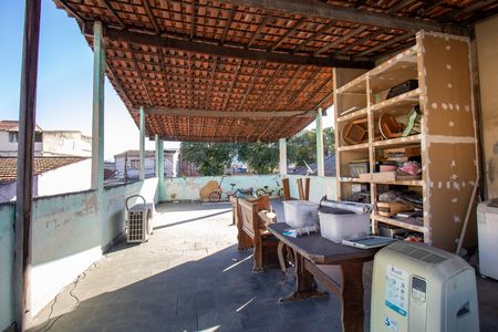 Casa à venda com 200m², 4 quartos e 2 vagas Casa à venda com 200m², 4 quartos e 2 vagasTerraço