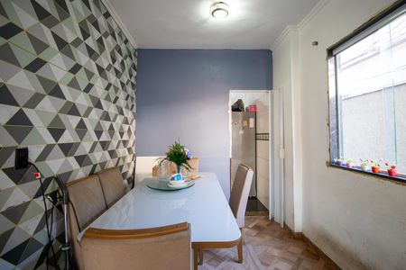 Casa à venda com 200m², 4 quartos e 2 vagas Casa à venda com 200m², 4 quartos e 2 vagasSala