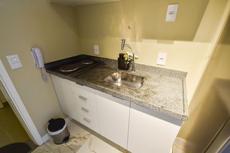 Cozinha de kitnet/studio para alugar com 1 quarto, 25m² em Liberdade, São Paulo
