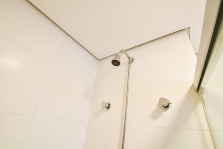 Banheiro de kitnet/studio para alugar com 1 quarto, 25m² em Liberdade, São Paulo