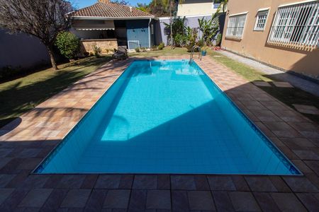 Casa à venda com 483m², 4 quartos e 4 vagas Casa à venda com 483m², 4 quartos e 4 vagasÁREA EXTERNA FUNDOS PISCINA