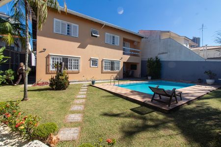 Casa à venda com 483m², 4 quartos e 4 vagas Casa à venda com 483m², 4 quartos e 4 vagasÁREA EXTERNA FUNDOS FACHADA