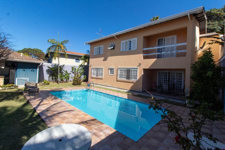 Casa à venda com 483m², 4 quartos e 4 vagas Casa à venda com 483m², 4 quartos e 4 vagasÁREA EXTERNA FUNDOS FACHADA