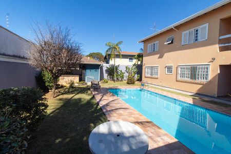 Casa à venda com 483m², 4 quartos e 4 vagas Casa à venda com 483m², 4 quartos e 4 vagasÁREA EXTERNA FUNDOS FACHADA