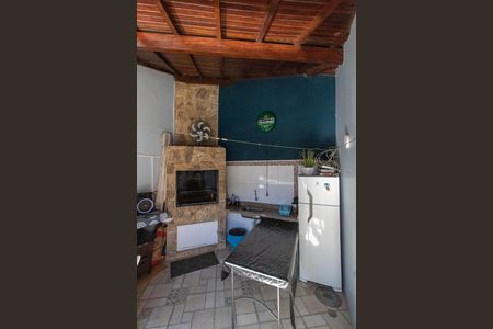 Casa à venda com 483m², 4 quartos e 4 vagas Casa à venda com 483m², 4 quartos e 4 vagasÁREA EXTERNA FUNDOS CHURRASQUEIRA