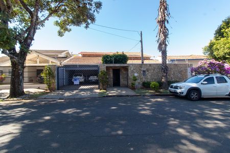 Casa à venda com 483m², 4 quartos e 4 vagas Casa à venda com 483m², 4 quartos e 4 vagasFACHADA