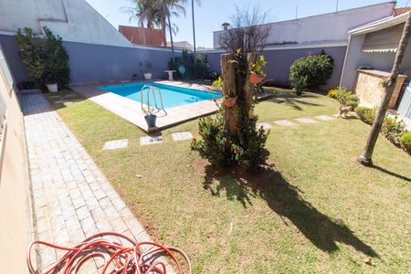 Casa à venda com 483m², 4 quartos e 4 vagas Casa à venda com 483m², 4 quartos e 4 vagasÁREA EXTERNA FUNDOS