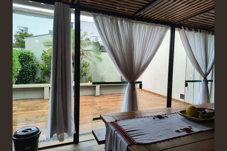 Casa de condomínio à venda com 180m², 3 quartos e 2 vagas Casa de condomínio à venda com 180m², 3 quartos e 2 vagasÁrea Externa