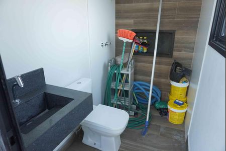 Casa de condomínio à venda com 312m², 4 quartos e 4 vagas Casa de condomínio à venda com 312m², 4 quartos e 4 vagasBanheiro de serviço