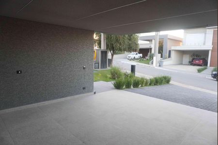 Casa de condomínio à venda com 312m², 4 quartos e 4 vagas Casa de condomínio à venda com 312m², 4 quartos e 4 vagasGaragem