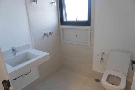 Casa de condomínio à venda com 312m², 4 quartos e 4 vagas Casa de condomínio à venda com 312m², 4 quartos e 4 vagasBanheiro da Suíte 2