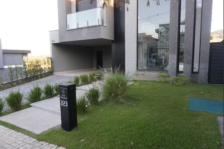Casa de condomínio à venda com 312m², 4 quartos e 4 vagasFachada