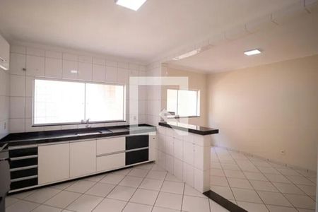Casa à venda com 340m², 6 quartos e 6 vagas Casa à venda com 340m², 6 quartos e 6 vagasCozinha