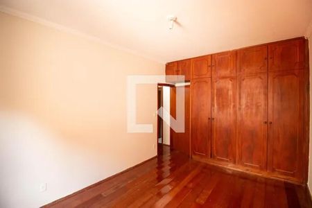 Casa à venda com 340m², 6 quartos e 6 vagas Casa à venda com 340m², 6 quartos e 6 vagasQuarto