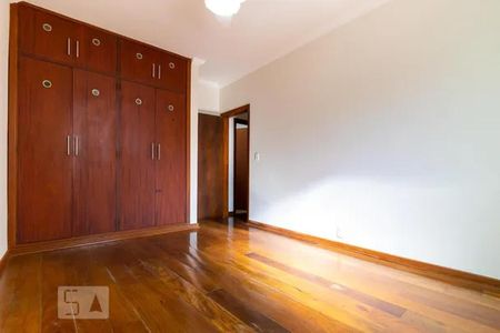 Casa à venda com 340m², 6 quartos e 6 vagas Casa à venda com 340m², 6 quartos e 6 vagasQuarto