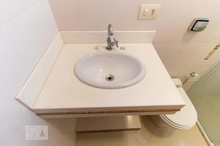 Casa à venda com 340m², 6 quartos e 6 vagas Casa à venda com 340m², 6 quartos e 6 vagasBanheiro