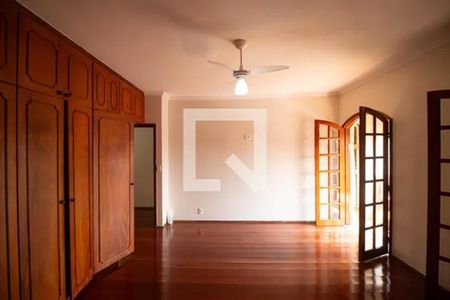 Casa à venda com 340m², 6 quartos e 6 vagas Casa à venda com 340m², 6 quartos e 6 vagasQuarto