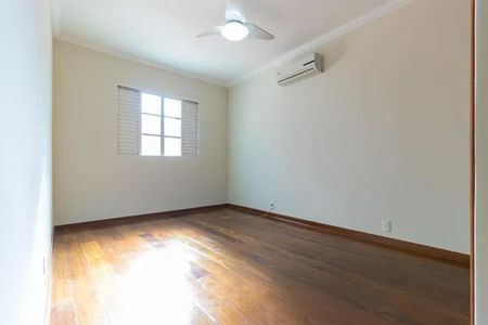 Casa à venda com 340m², 6 quartos e 6 vagas Casa à venda com 340m², 6 quartos e 6 vagasSala