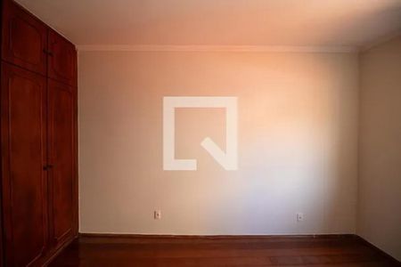 Casa à venda com 340m², 6 quartos e 6 vagas Casa à venda com 340m², 6 quartos e 6 vagasQuarto