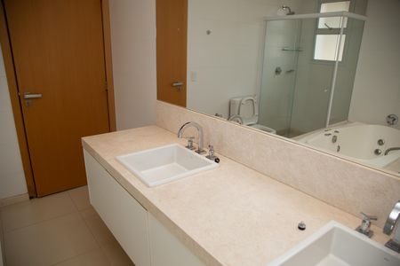 Apartamento à venda com 570m², 3 quartos e 4 vagas Apartamento à venda com 570m², 3 quartos e 4 vagasBanheiro da Suíte 3