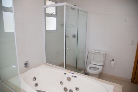 Apartamento à venda com 570m², 3 quartos e 4 vagas Apartamento à venda com 570m², 3 quartos e 4 vagasBanheiro da Suíte