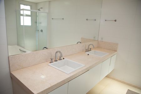 Apartamento à venda com 570m², 3 quartos e 4 vagas Apartamento à venda com 570m², 3 quartos e 4 vagasBanheiro da Suíte 2