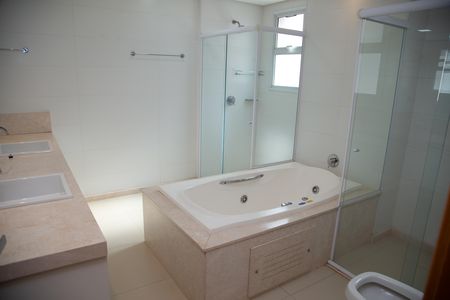 Apartamento à venda com 570m², 3 quartos e 4 vagas Apartamento à venda com 570m², 3 quartos e 4 vagasBanheiro da Suíte