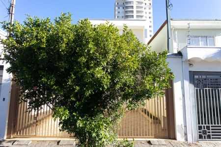 Casa à venda com 180m², 2 quartos e 2 vagas Casa à venda com 180m², 2 quartos e 2 vagasFachada