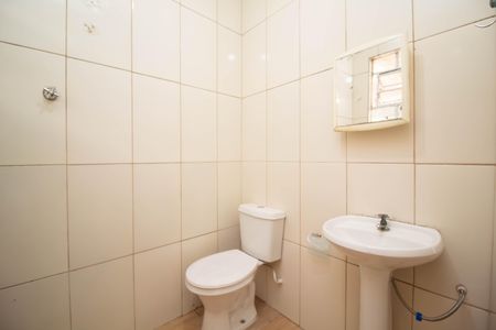 Banheiro social de casa para alugar com 2 quartos, 150m² em Jardim Santa Barbara, Guarulhos
