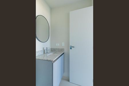 Banheiro Social de kitnet/studio para alugar com 1 quarto, 29m² em Água Verde, Curitiba