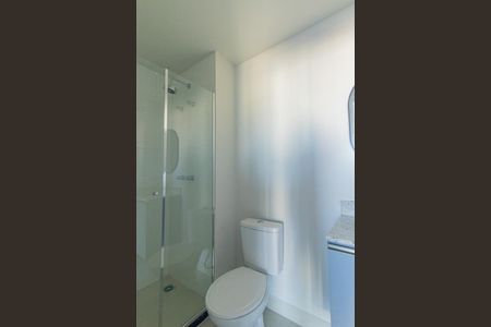 Banheiro Social de kitnet/studio para alugar com 1 quarto, 29m² em Água Verde, Curitiba