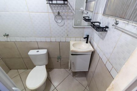 Banheiro social de kitnet/studio para alugar com 1 quarto, 22m² em Cidade Universitária, Campinas