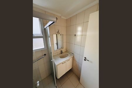 Banheiro social de apartamento para alugar com 2 quartos, 60m² em Residencial Morada dos Lagos, Barueri