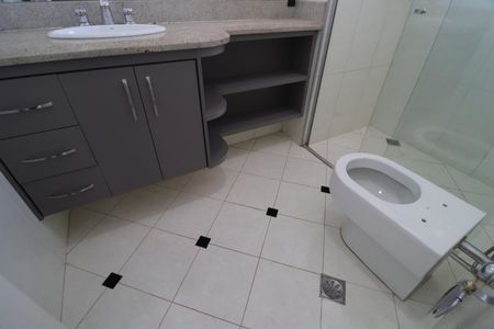 Apartamento para alugar com 217m², 3 quartos e 2 vagasBanheiro do Quarto 1