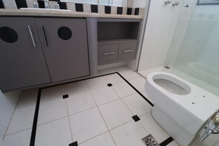 Apartamento para alugar com 217m², 3 quartos e 2 vagasBanheiro do Quarto 2
