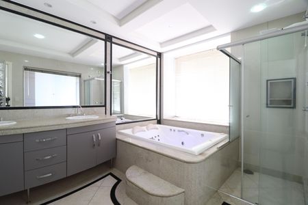 Apartamento para alugar com 217m², 3 quartos e 2 vagasBanheiro do Quarto 3