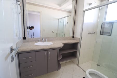 Apartamento para alugar com 217m², 3 quartos e 2 vagasBanheiro do Quarto 1
