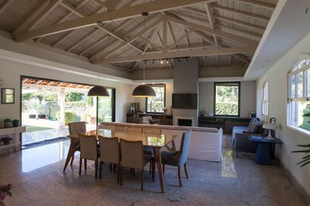 sala de casa de condomínio à venda com 5 quartos, 400m² em Ouro Velho Mansões, Nova Lima
