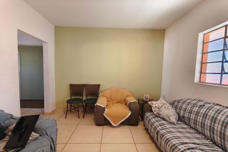 Casa à venda com 103m², 2 quartos e 3 vagas Casa à venda com 103m², 2 quartos e 3 vagasSala