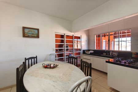 Casa à venda com 103m², 2 quartos e 3 vagas Casa à venda com 103m², 2 quartos e 3 vagasCozinha