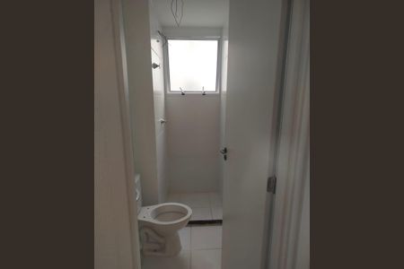 Banheiro de apartamento para alugar com 2 quartos, 40m² em Inhoaíba, Rio de Janeiro