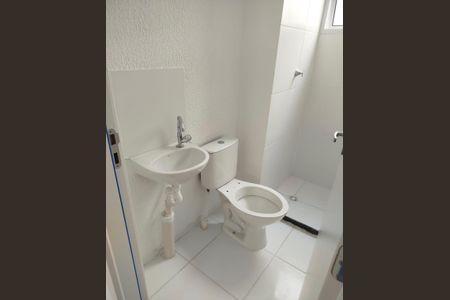 Banheiro de apartamento para alugar com 2 quartos, 40m² em Inhoaíba, Rio de Janeiro