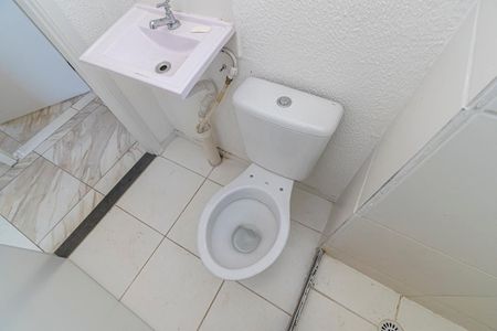Banheiro de apartamento para alugar com 2 quartos, 40m² em Brás de Pina, Rio de Janeiro