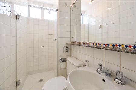 Banheiro de apartamento à venda com 2 quartos, 54m² em Carmo, Belo Horizonte