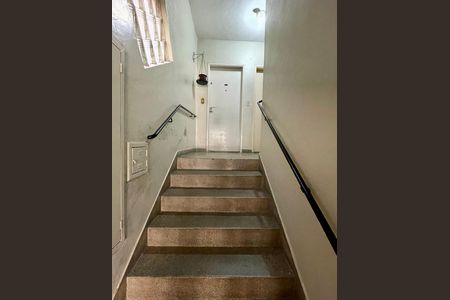 Area Comum - Escada de apartamento para alugar com 2 quartos, 55m² em Parque Renato Maia, Guarulhos