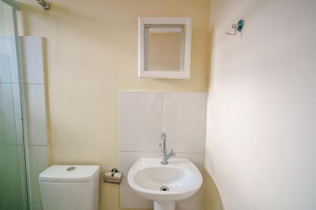 Banheiro de kitnet/studio para alugar com 1 quarto, 20m² em Rio Pequeno, São Paulo