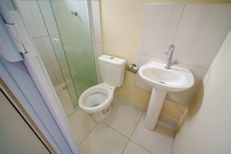 Banheiro de kitnet/studio para alugar com 1 quarto, 20m² em Rio Pequeno, São Paulo