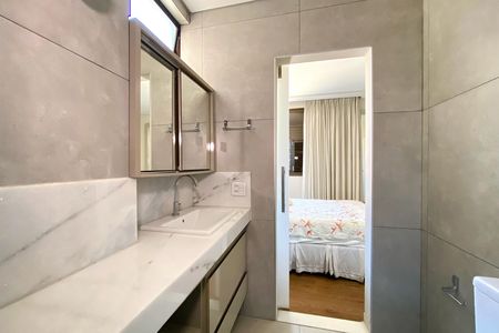 Banheiro da Suíte 1 de apartamento para alugar com 3 quartos, 115m² em Carmo, Belo Horizonte