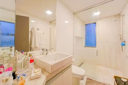 Apartamento à venda com 185m², 4 quartos e 4 vagas Apartamento à venda com 185m², 4 quartos e 4 vagasBanheiro social