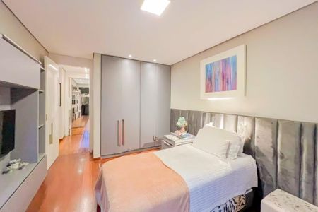 Apartamento à venda com 185m², 4 quartos e 4 vagas Apartamento à venda com 185m², 4 quartos e 4 vagasQuarto